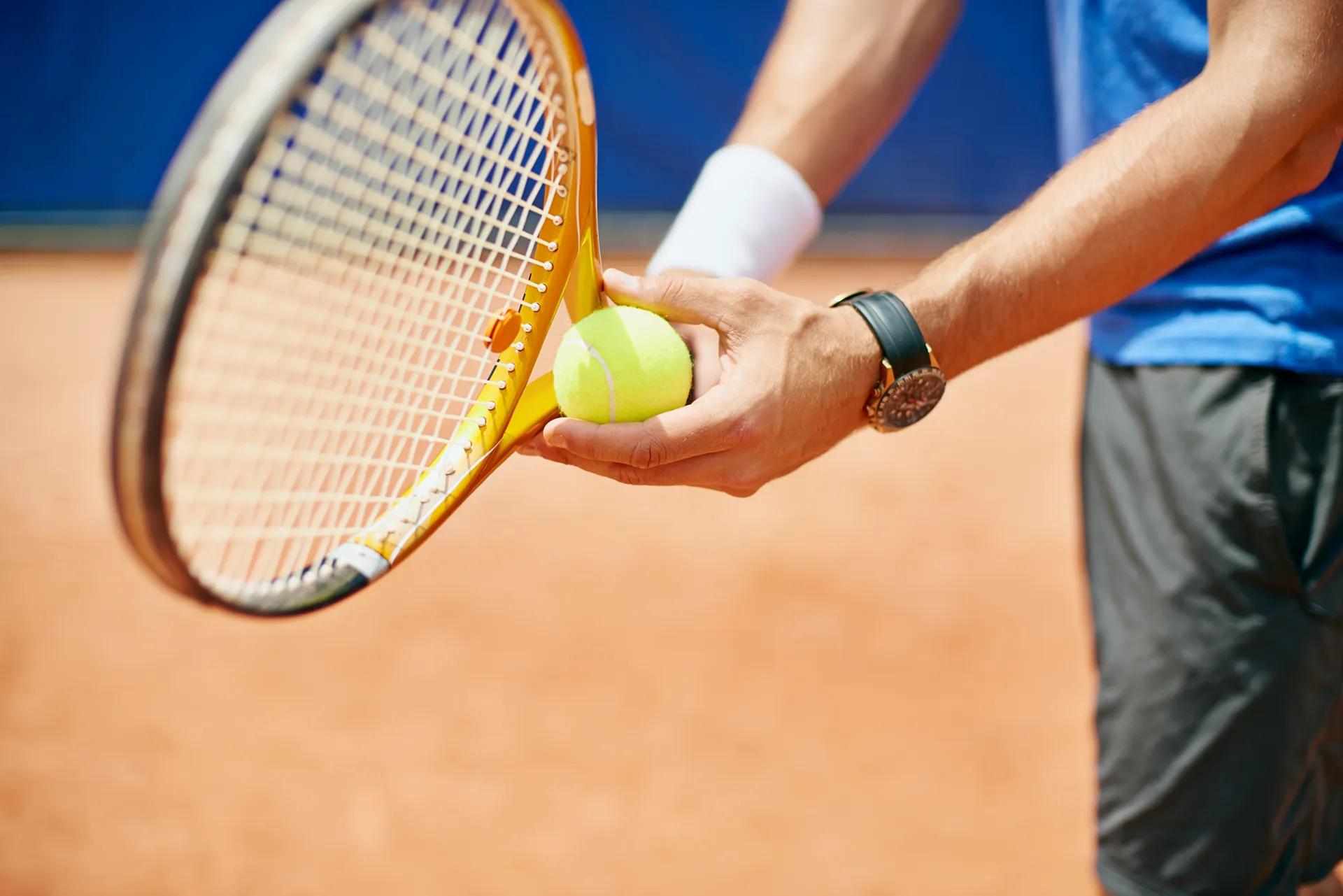 echipament esential pentru tenis racheta mingi incaltaminte